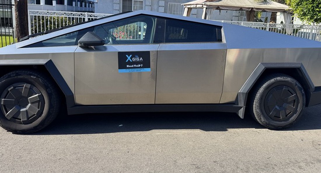 X Giga branded Cybertruck in Los Angeles / Cybertruck con la marca X Giga en Los Ángeles