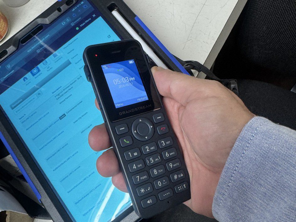 DECT cordless handset in use / Teléfono inalámbrico DECT en uso
