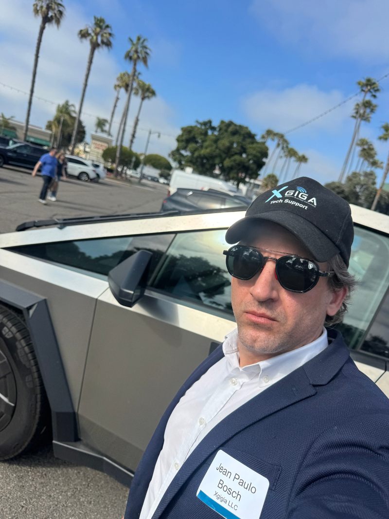 X Giga founder with the branded Cybertruck / El fundador de X Giga con el Cybertruck de la marca