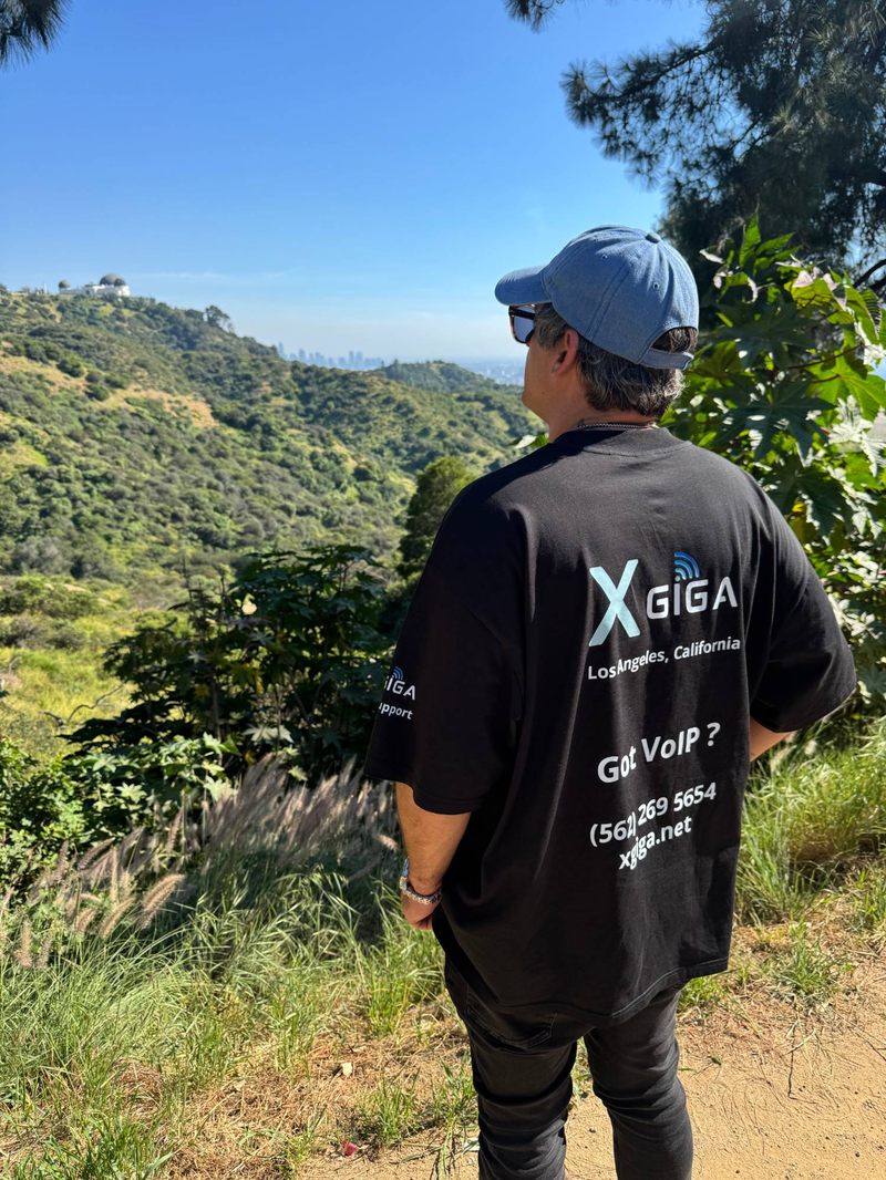 X Giga founder overlooking the Hollywood hills / El fundador de X Giga mirando las colinas de Hollywood