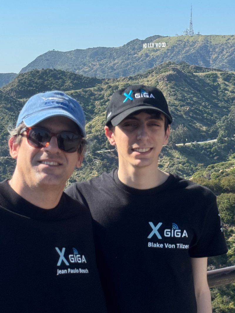 The X Giga team at the Hollywood sign / El equipo de X Giga en el letrero de Hollywood